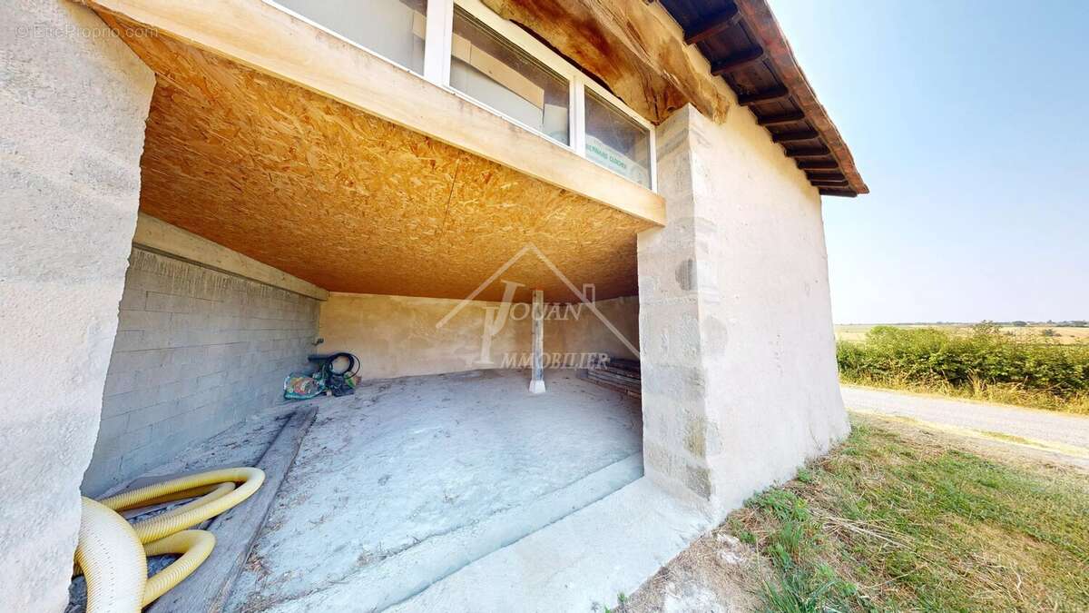 Propriété de caractère proche CHARROUX - photo 6