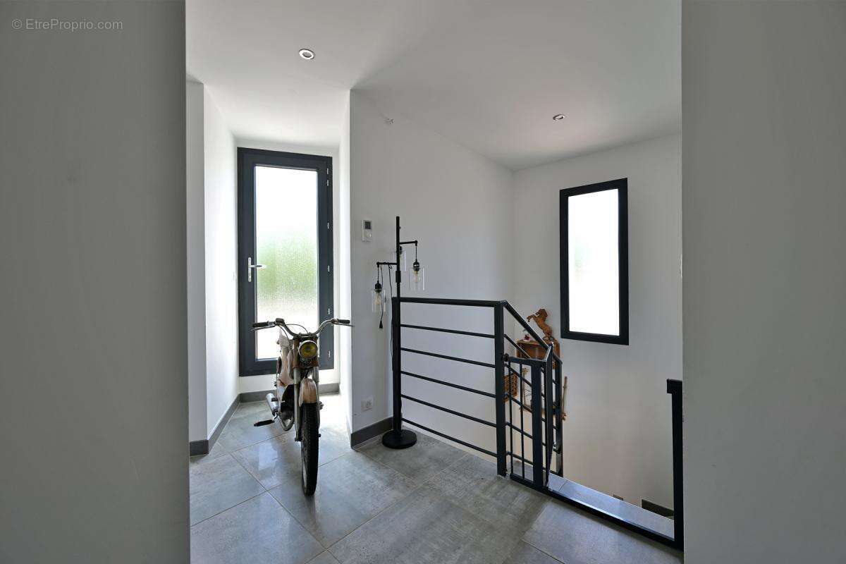 Villa contemporaine de 159 m² 5 chambres avec piscine chauffée sur plus d'un hectare de terrain - photo 15