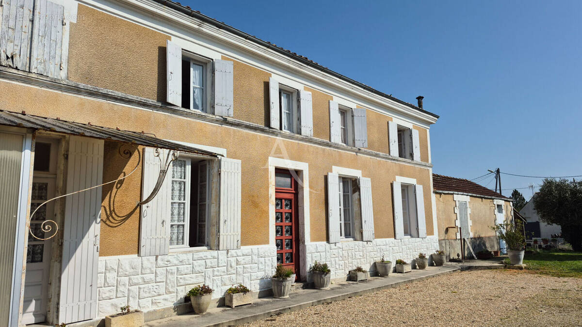 Maison à AUJAC