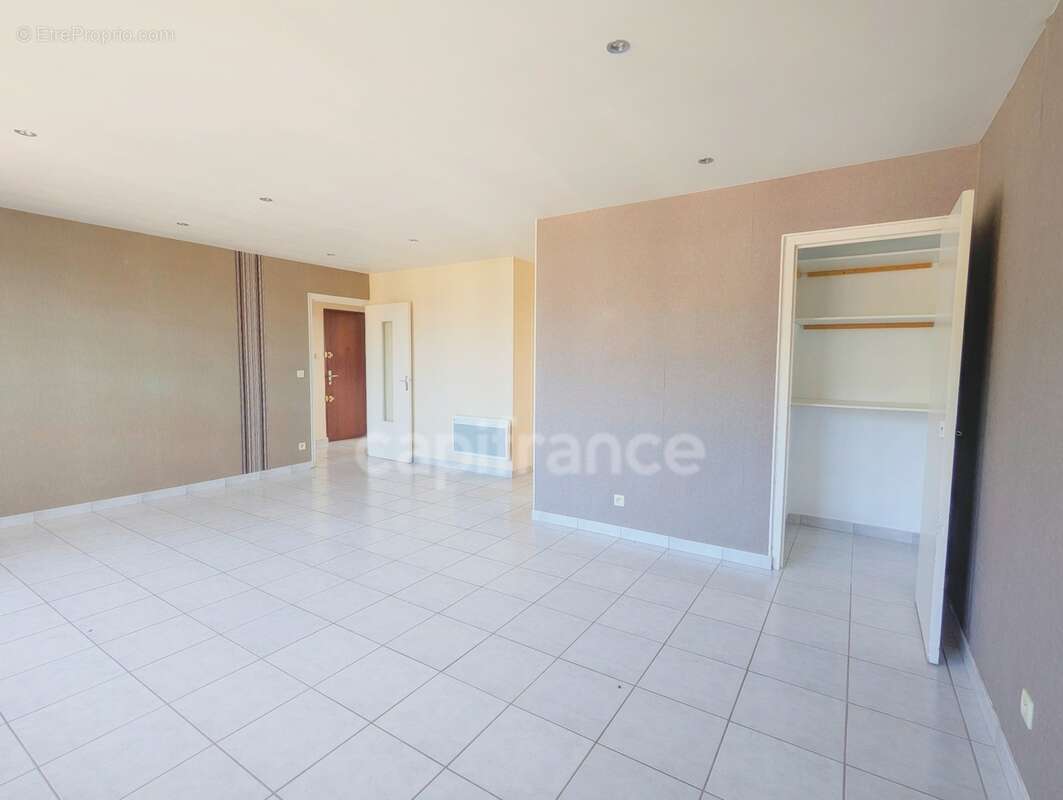Appartement à vendre 4 pièces TULLINS (38) -  62.79 m² - Dernier étage - 2 chambres- 2 caves et stationnement au bas de l'immeub - photo 5