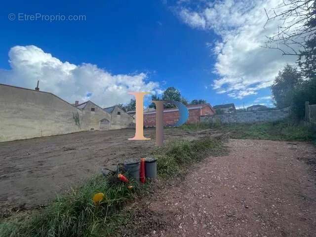 Terrain à SAINT-DENIS-DE-CABANNE