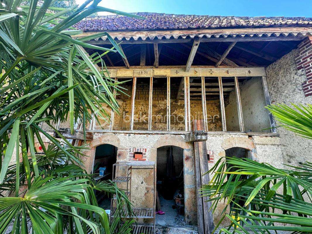 Maison à VILLECOMTAL-SUR-ARROS