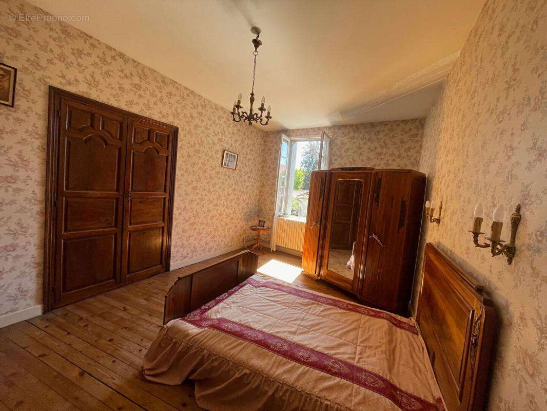 Maison à LA TOUR-BLANCHE