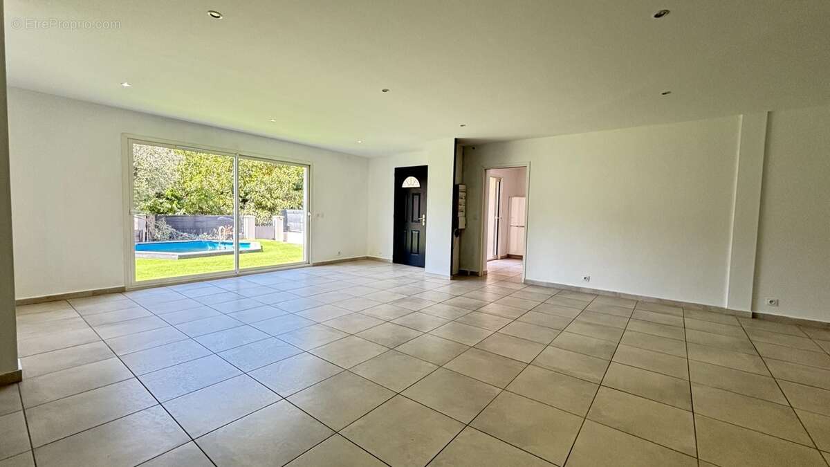 À vendre – Belle maison T4 avec piscine, jardin et terrasse - photo 6