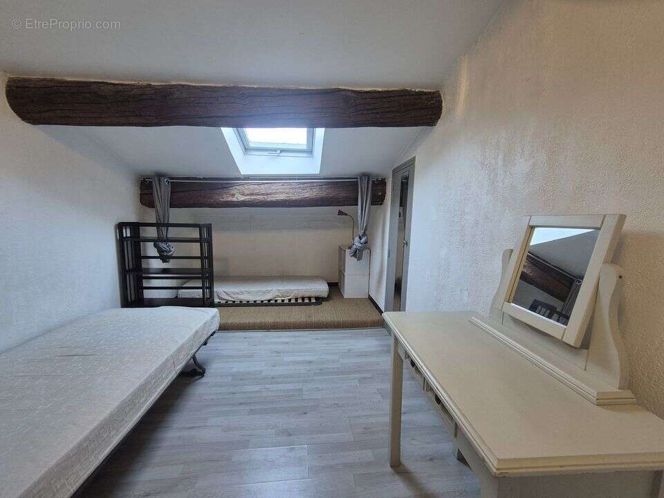 LA CIOTAT APPARTEMENT T3 + bureau   -  calme - centre