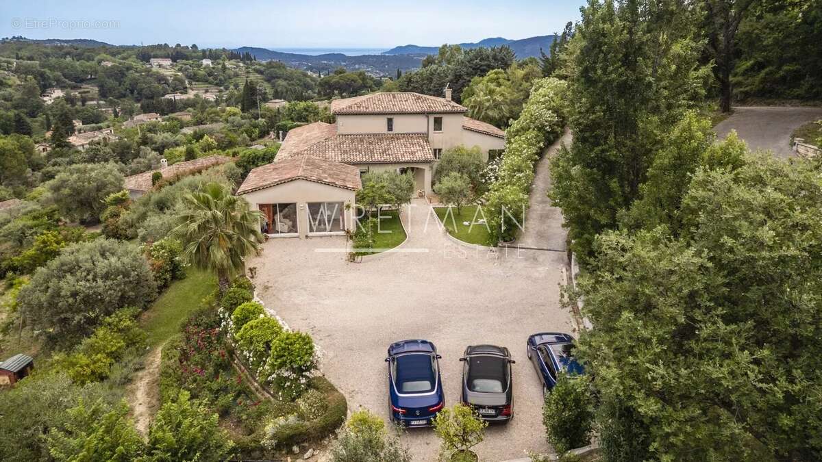 Maison à CHATEAUNEUF-GRASSE