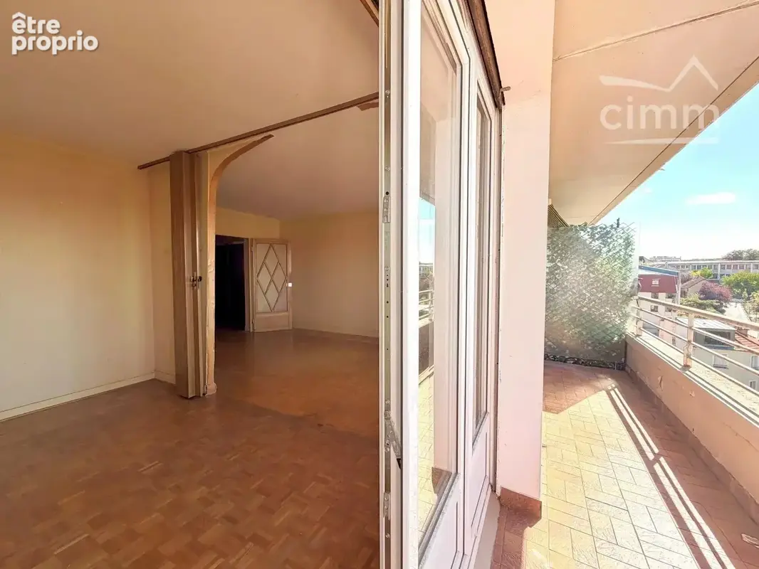 MONTREUIL — T4 de 80 m² avec beau balcon filant, vue dégagée, double parking et cave - photo 10