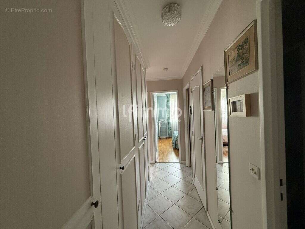 Appartement à VAUJOURS