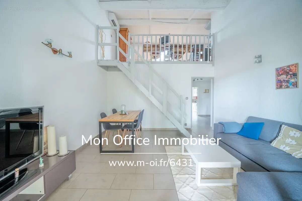 Référence : 6431-VCA. - Appartement T3 avec salon cathédrale et accès plage rapide - photo 3