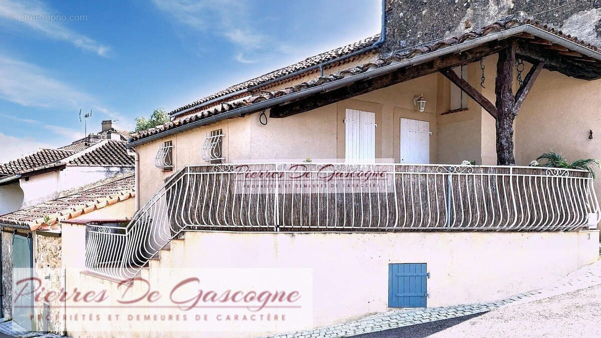 Maison à VIC-FEZENSAC