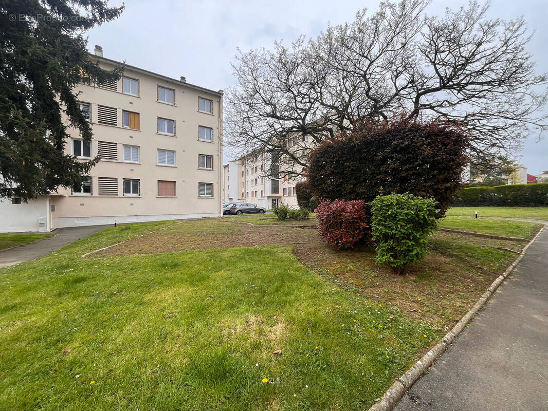 Appartement à LES CLAYES-SOUS-BOIS