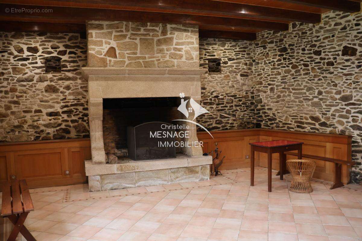 Maison à LANGROLAY-SUR-RANCE