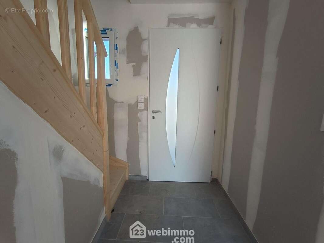 L'entrée nous mène sur ... - Maison à PARGNY-FILAIN