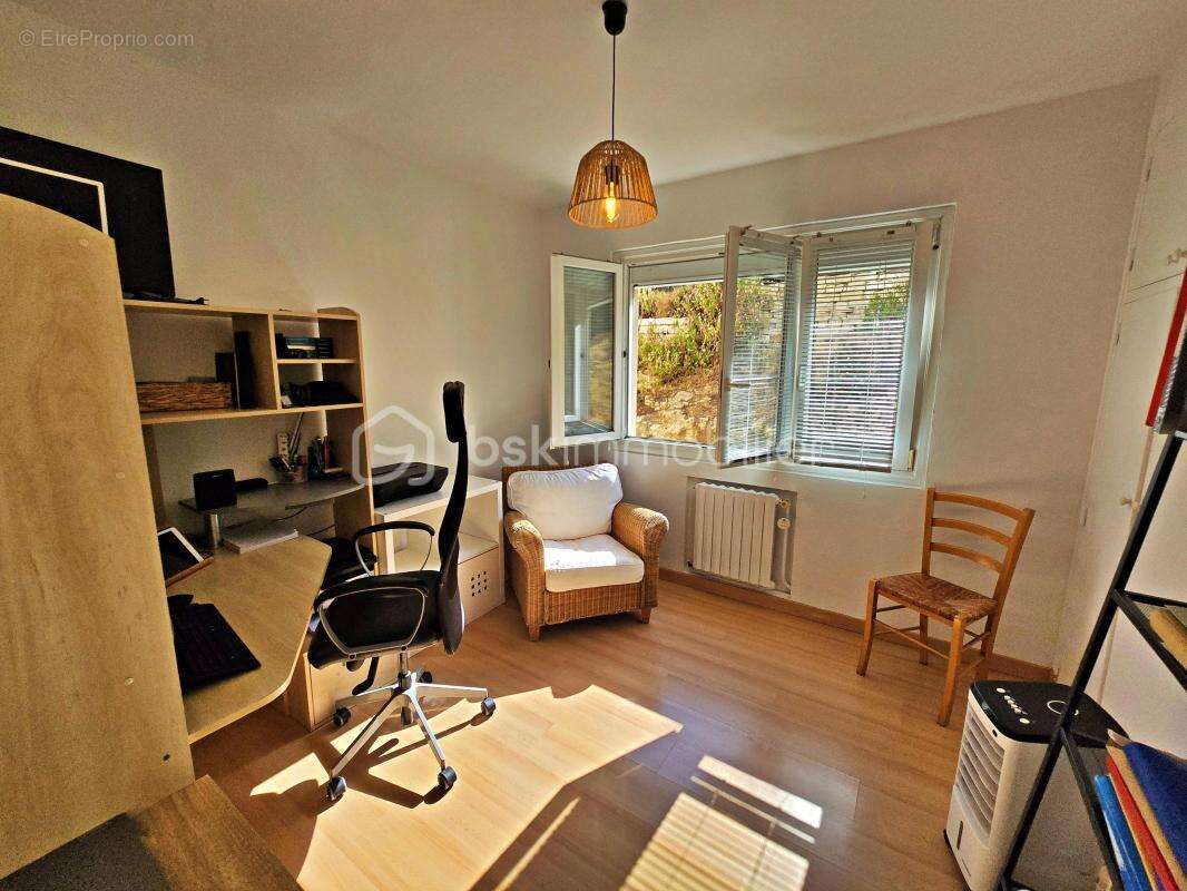 À 2 minutes à pied du port – Vue mer – Propriété de caractère 186 m² – 3 logements – Piscine - photo 13