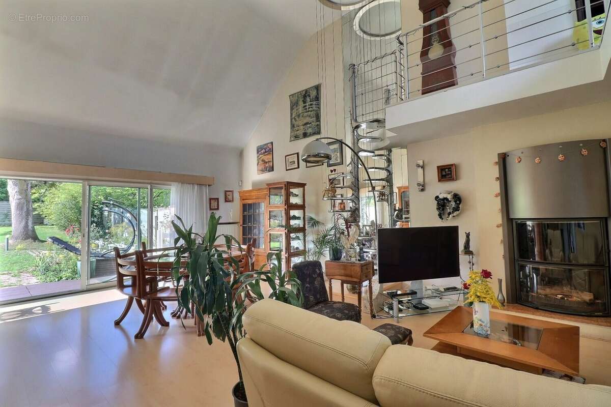 Maison à VERRIERES-LE-BUISSON