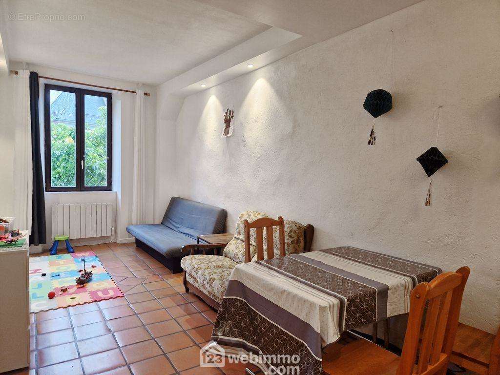 Sa pièce de vie donne sur la place de Conflans. - Appartement à ALBERTVILLE