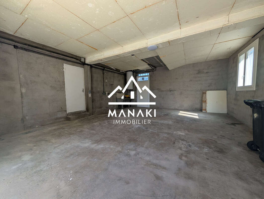 Garage 47 m² - Maison à LE SOLER