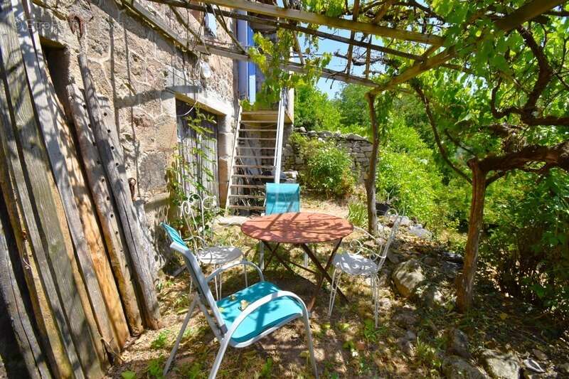 Petite ferme en pierres avec terrain SAINT-JULIEN-D'INTRES (07) - photo 8