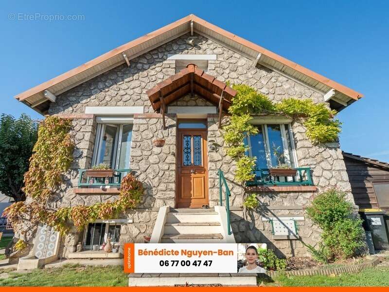 Maison à MAURECOURT