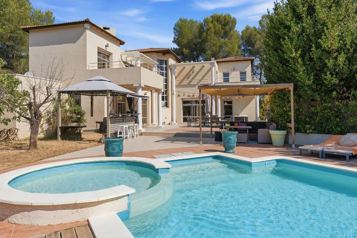 Maison 295 m² à Saint-Clement-De-Riviere  - photo 4