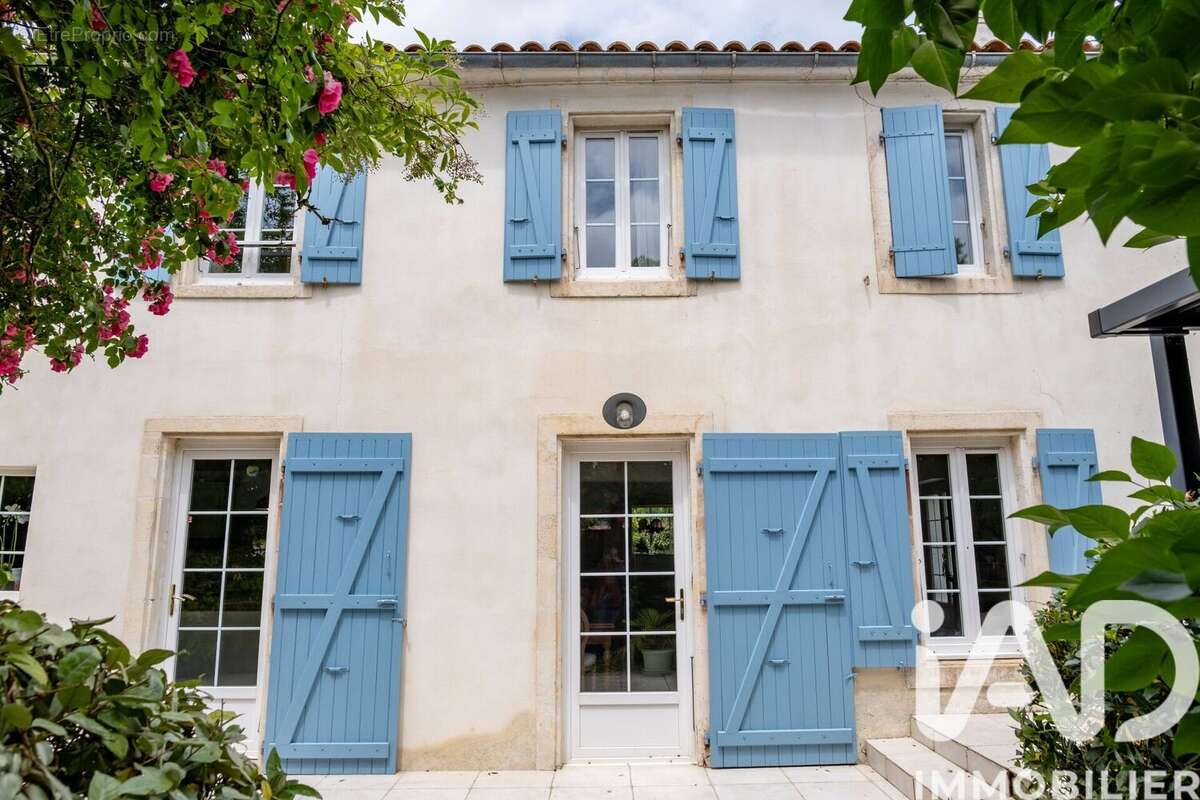 Maison 275 m² à Sainte-Soulle  - photo 4