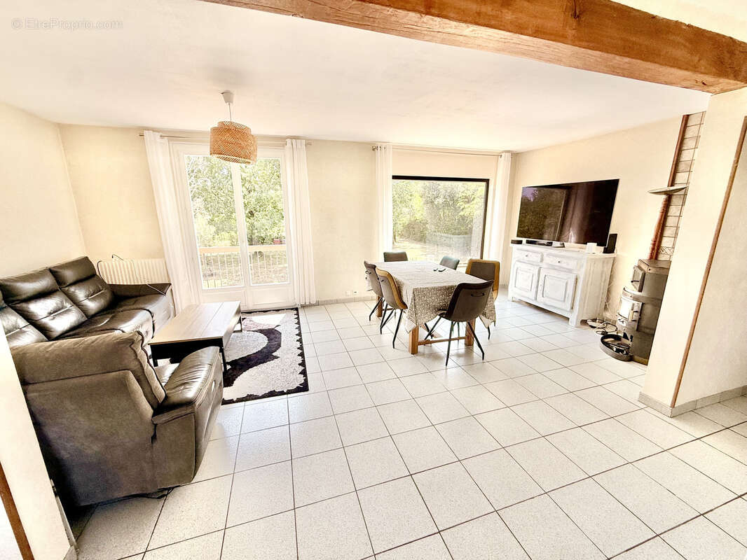 Exclusivite ! a vendre a saint aignan de grand lieu jolie maison familiale de 180 m2 - 4 chambres + 1 bureau + - photo 2