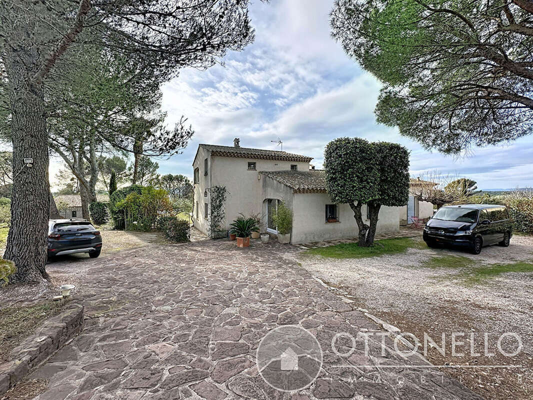 Maison à ROQUEBRUNE-SUR-ARGENS