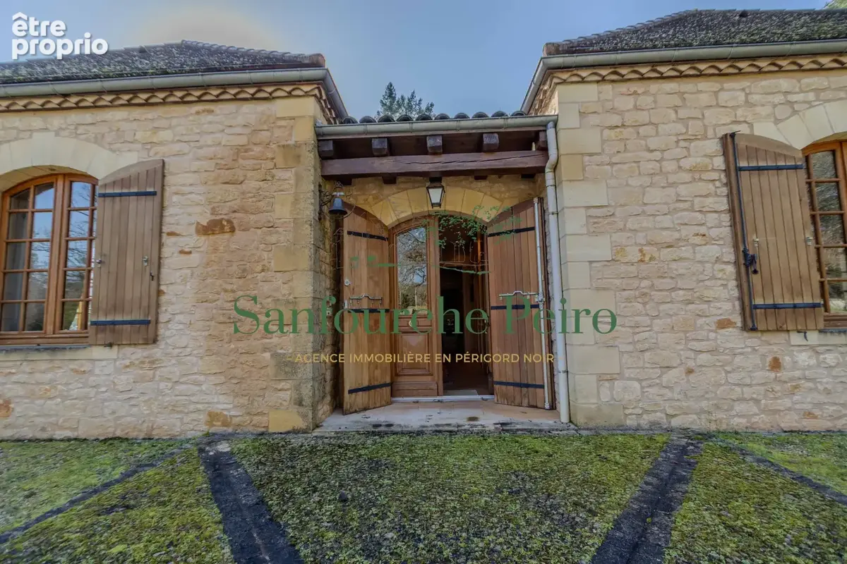 Situé à 18km à l'ouest de Sarlat et à 2km de Saint Cyprien - photo 33