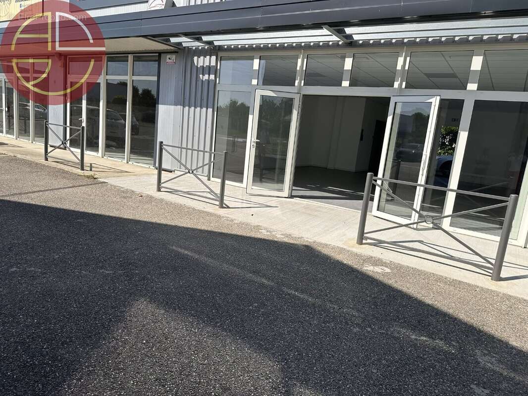 Commerce à MONTECH