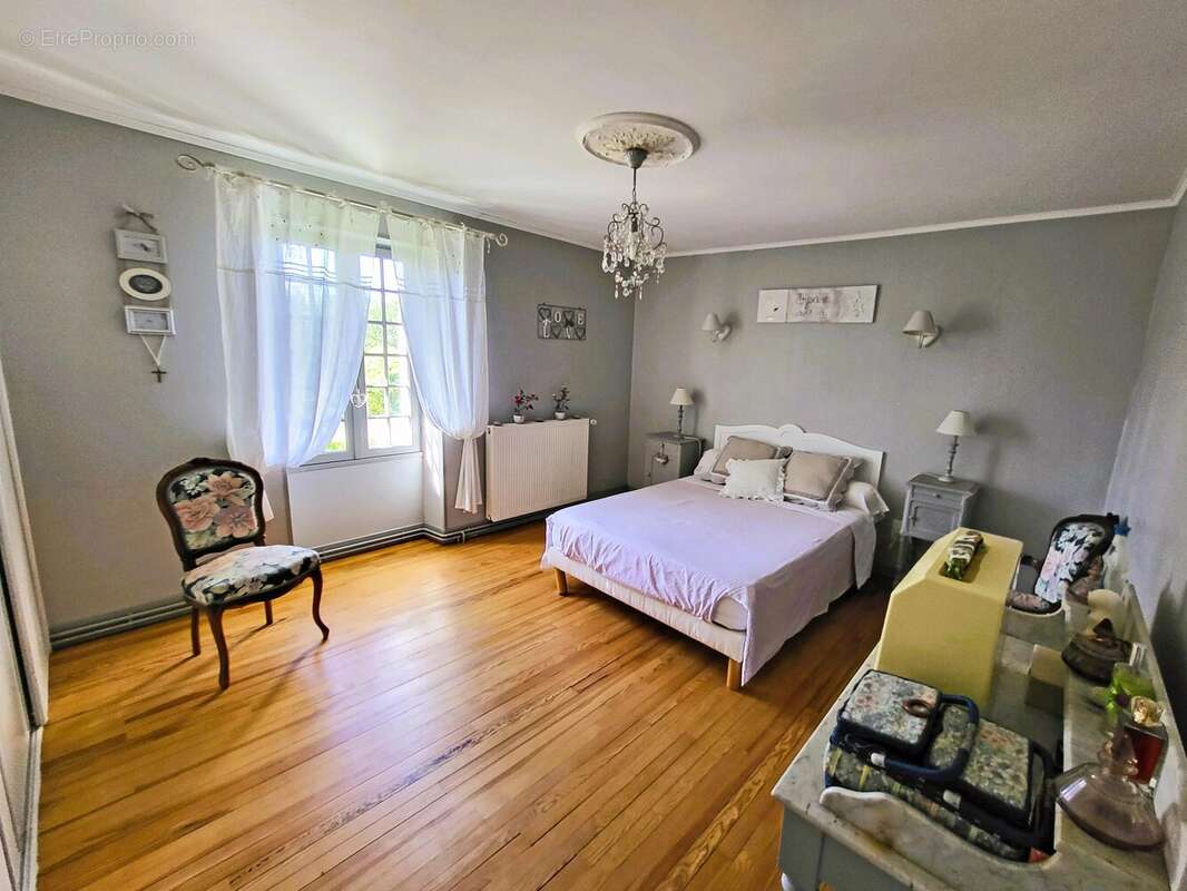 Très jolie maison familiale en pierre, comprenant 4 chambres, avec piscine et grande grange sécurisée. - photo 10
