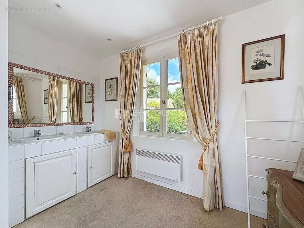 Maison à CHATEAUNEUF-GRASSE