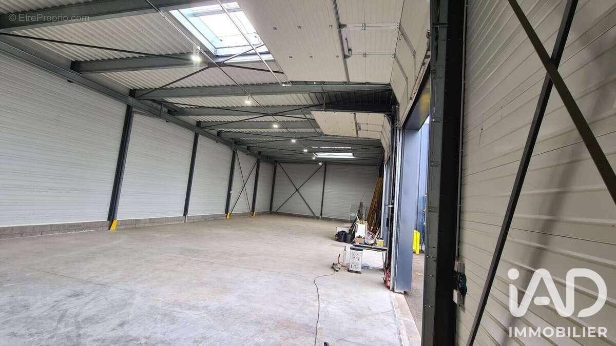 Commerce 694 m² à Creil  - photo 3