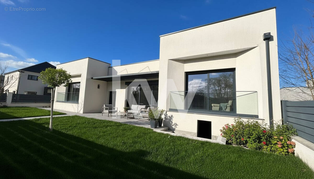 Maison à SAINT-JEAN-DE-BRAYE