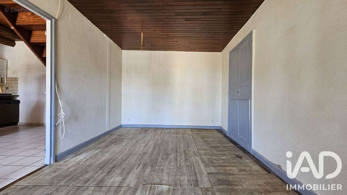 Maison 64 m² à Cassaniouze  - photo 4