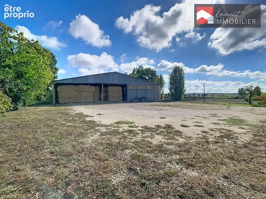 FRONTENARD à Vendre - ensemble immobilier avec 3 Hectares de terres agricoles, bâtiment d'exploitation et deux habitations. - photo 12