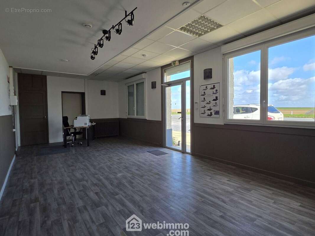 Un espace accueil / bureau fonctionnel Idéal pour recevoir votre clientèle dans un cadre professionnel - Appartement à LA VILLE-AUX-BOIS-LES-PONTAVERT