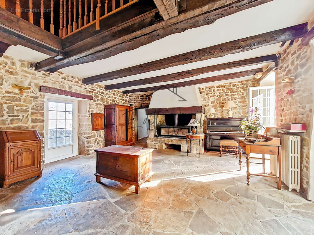 Maison à SAINTE-EULALIE-DE-CERNON