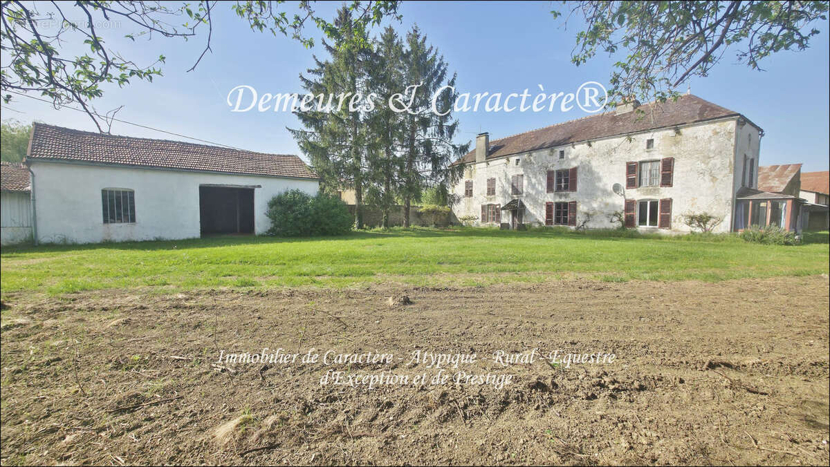 Propriété - Maison de Maître et dépendances à rénover sur parc clos. - photo 13
