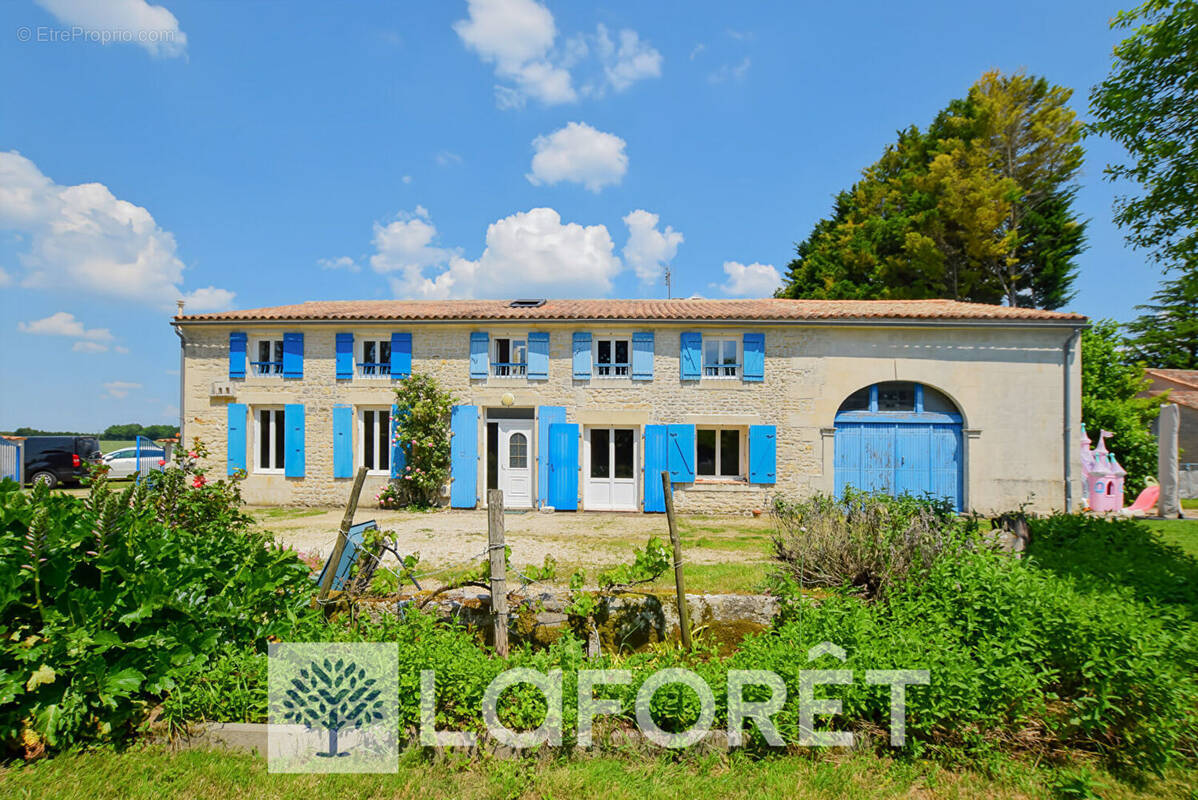 Maison à SAINT-GENIS-DE-SAINTONGE