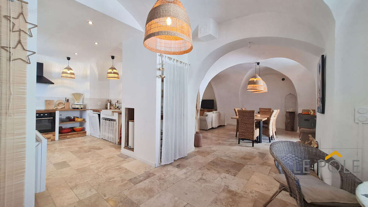 Maison de Ville à  Saint Marcel d'Ardèche de 148m² Habitables - 4 Chambres - ESPACE EXTERIEUR - photo 2