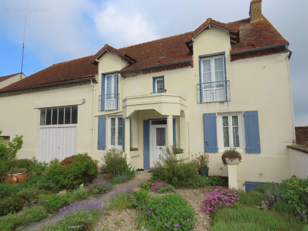 Maison 113 m² à Charroux  - photo 2