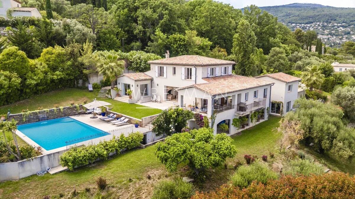 Maison à CHATEAUNEUF-GRASSE