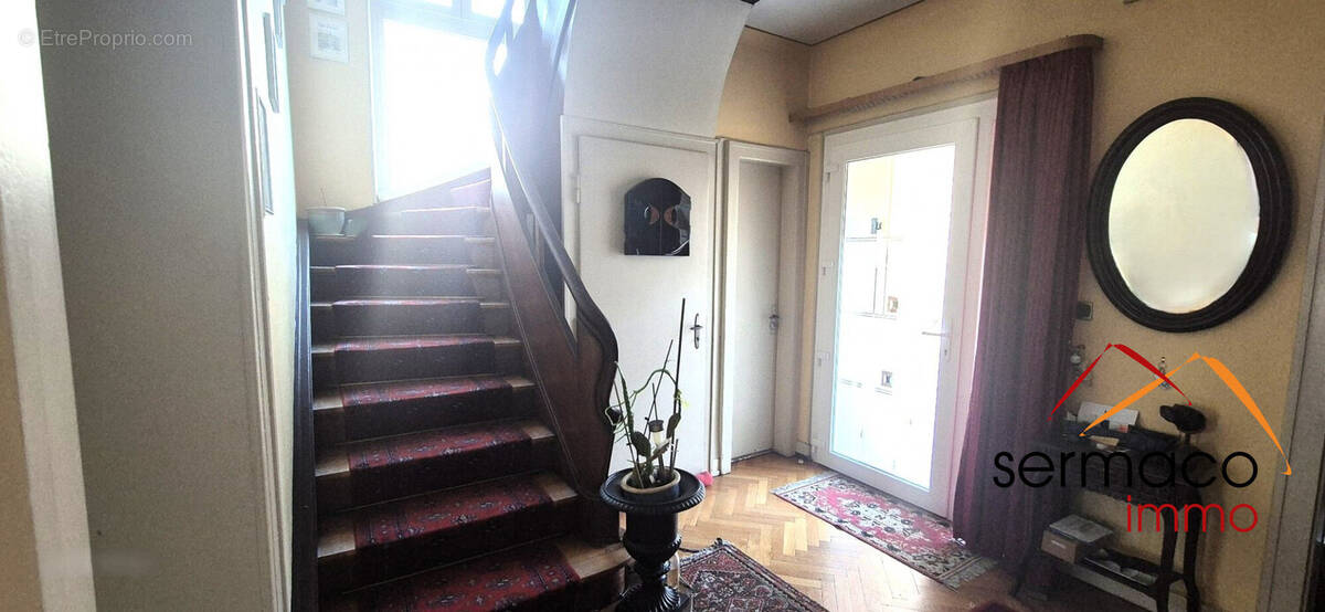 belle et grande entrée - Maison à SARREGUEMINES