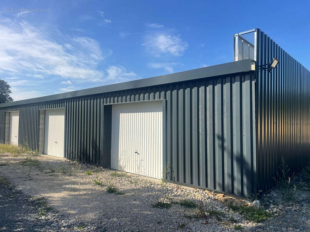 Parking à SAINT-JEAN-BREVELAY