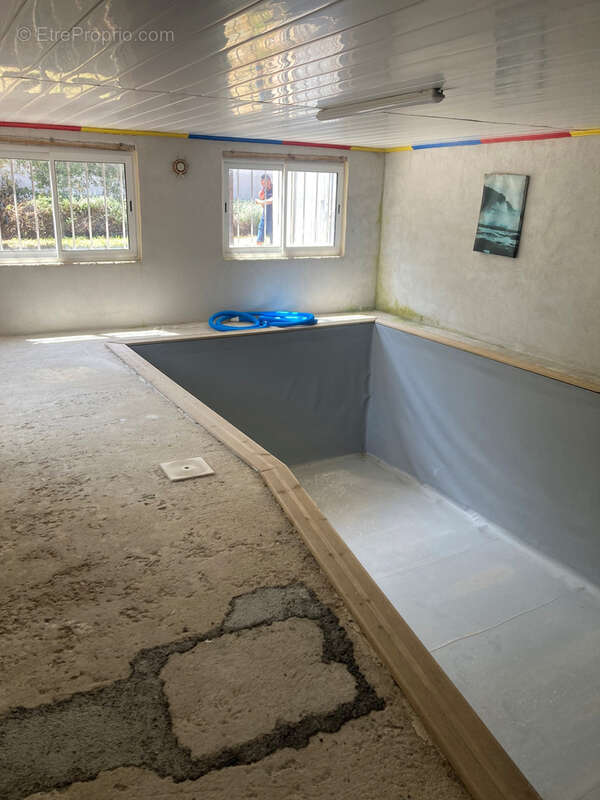 Axe Carcassonne Limoux, dans village, maison avec jardin, 4 chambres,  garage, et piscine intérieure. - photo 10