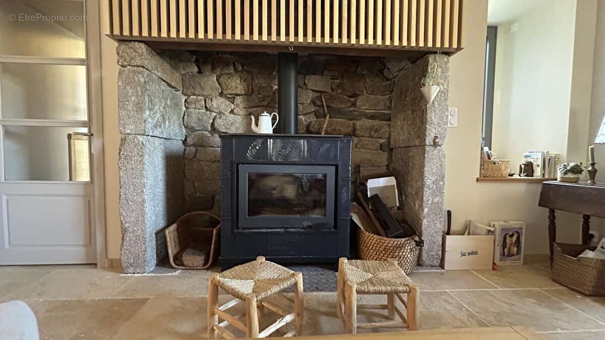 Maison à SAINTE-GENEVIEVE-SUR-ARGENCE