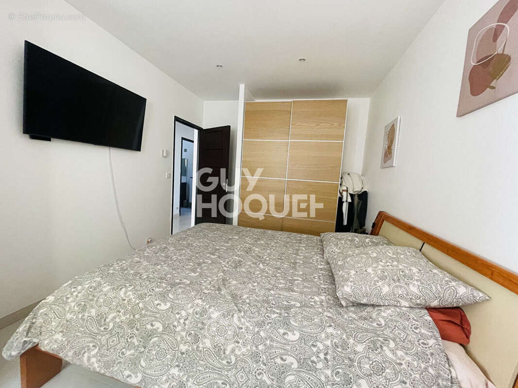 Contemporaine de plain-pied : piscine, 3 chambres, bureau et grand garage - photo 11