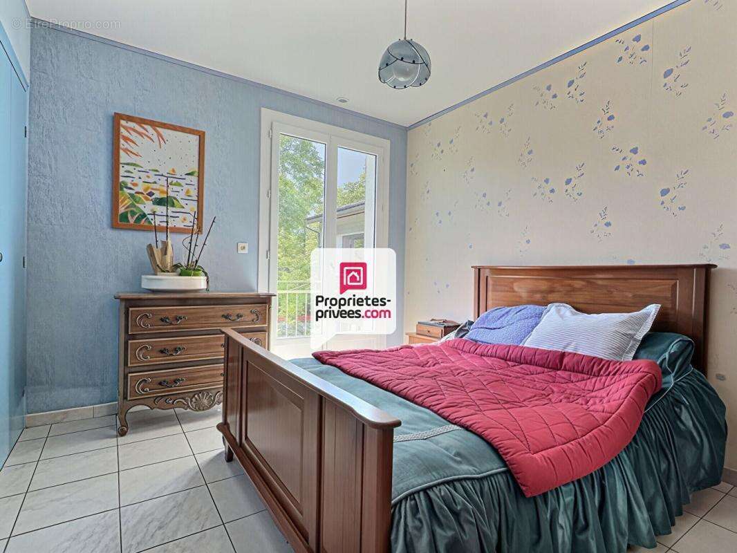Maison T7/8  d'env. 151m² avec nombreuses dépendances près du bourg de COULOUNIEIX-CHAMIERS (24660) - photo 10