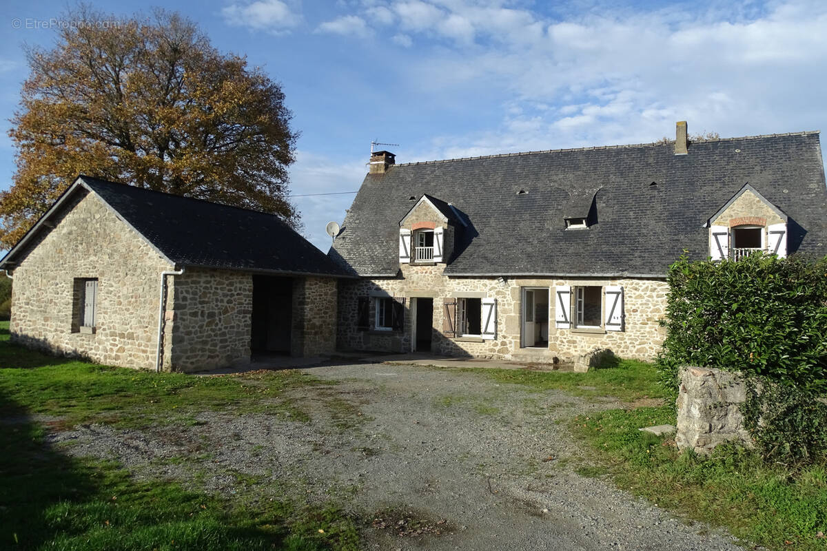 Maison à MONTSURS