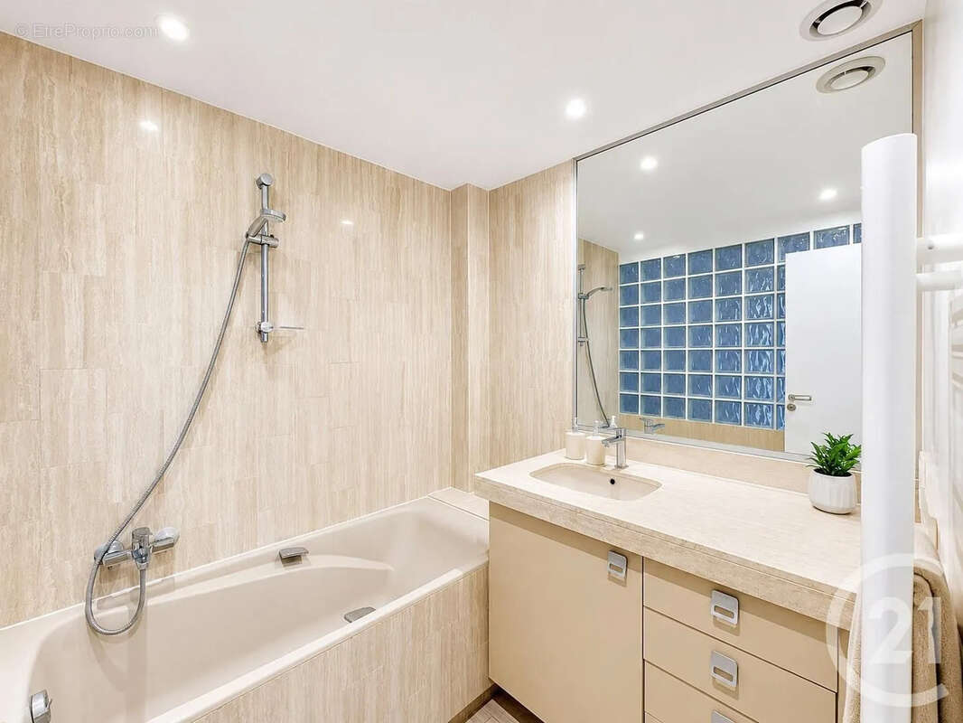 Appartement à PARIS-14E